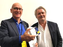 Martin Fuhr Bolstad, direktør for innovasjon og IT, og donator Einar Staff jr. med DOGA-merket 2017. Foto: Eigil Andersen/Redningsselskapet