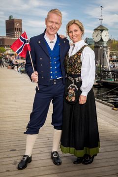 Rune Kjos og Cathrine Fossum er med fra Slottsplassen. Foto: Espen Solli/TV 2