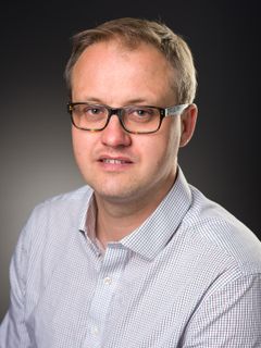 MD/PhD Espen Melum, Oslo Universitetssykehus mottar Anders Jahres pris til yngre medisinske forskere. Foto: Øystein H. Horgmo, UiO.