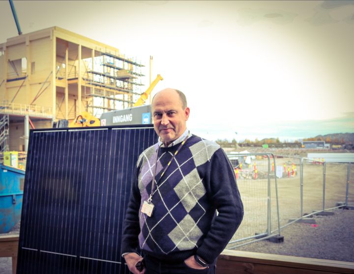 Prosjekteringsleder Stein Jordet i AF Bygg Østfold med solpanelet som skal monteres på Kaffehuset.