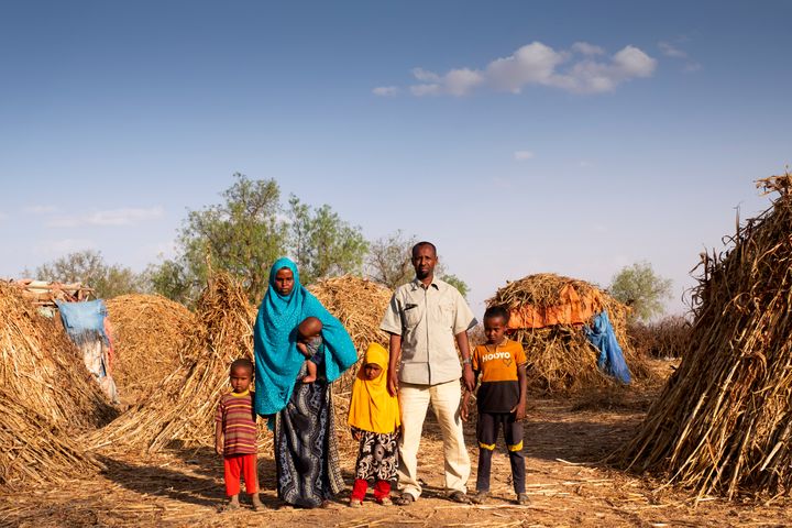 Den somaliske familien har fått et bedre liv etter at Utviklingsfondet bygget en dam ved landsbyen deres. Foto: Utviklingsfondet