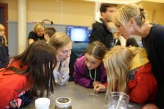 Elever fra 6A på Krohnengen skole startet Jakten på mikroplasten sammen med forsknings- og høyere utdannings minister Iselin Nybø og forsker Marte Haave