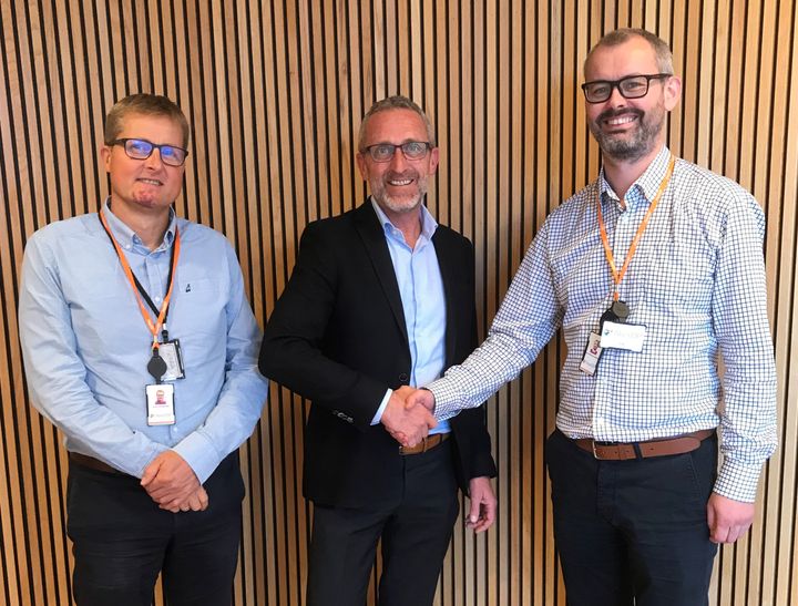 HEADED FOR AUTOMATION: Aker BP has chosen Offshore Systems as it’s new provider of front-end SCADA solutions onshore and offshore; a significant step towards fully automated drilling operations. – We are proud and humbled, but even more ready to help Aker BP in their efforts to digitalize oil and gas operations, says Offshore Systems CEO Jostein Kvame. Pictured L-R: Frank Christiansen, (Aker BP), Jostein Kvame (Offshore Systems), Richard Emberland (Aker BP). Photo: Offshore Systems AS