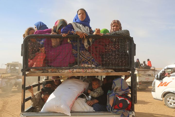 Fordrevne kvinner og barn flykter fra IS-kontrollerte områder mellom Raqqa og Ain Issa. Dette er et av de viktigste oppsamlingsområdene for fordrevne familier, rundt 50 kilometer nord for Raqqa by. Foto: UNICEF / Delil Soulaiman