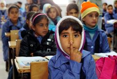 Disse syriske barna går på skole i flyktningleiren Zaatari i Jordan. FNs internasjonale barnedag markeres den 20. november hvert år for å promotere barns rettigheter. Hovedmålet er å forbedre velferden til verdens barn, og dagen markerer jubileet for Barnekonvensjonen. Foto: UN Photo / Mark Garten