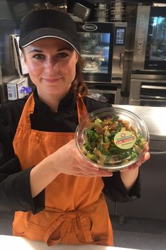 Martina Kopacikova er stolt over å kunne tilby kundene sunn og god vegetarsalat hun har laget på stedet.
