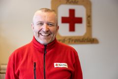 Tor Andre Weiseth, daglig leder for Nord-Trøndelag og Sør-Trøndelag Røde Kors, gleder seg over den nye vinneren. Foto: Røde Kors