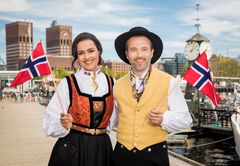 Programlederne for "God 17.mai Norge" Desta Marie Beeder og Peter Moi Bubresko. Foto: Espen Solli/TV 2