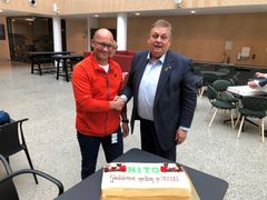 Medlem nummer 90 000, Rune Karlsen i Statens Vegvesen Troms, fikk kake fra NITO og president Trond Markussen.