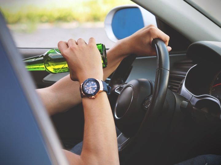 1 av 5 unge tror ikke de hadde stoppet en som har drukket alkohol fra å kjøre bil. Hadde du gjort det? Foto: Pixabay.