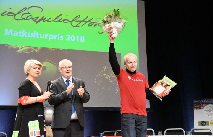 Statsråd Bård Hoksrud delte ut prisen til Gunnar Waagen