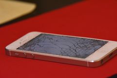 På ett år er 32.000 mobiler stjålet og knust. Det viser beregninger fra Frende Forsikring.