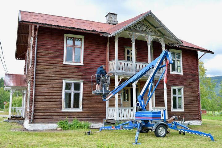 Villa Wessel i Trysil har tidligere fått midler av Kulturminnefondet til strakstiltak på verandaen. Nå har de også fått støtte til tiltak for å bevare stikketaket på sveitservillaen. (Foto: Privat/fra søknad)