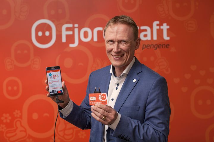 Administrerende direktør Rolf Barmen og Fjordkraft har passert 50.000 mobilkunder på under ett år. Foto: Hanne Solheim