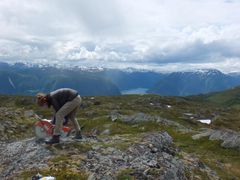 Forskerne har tatt steinprøver fra fjellene rundt Sognefjorden og analysert dem for hvor lenge de har vært eksponert for stråling fra verdensrommet. Foto: Christian Brædstrup