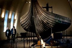 Gokstadskipet ble bygget av vikinger rundt år 890 e.Kr. De siste årene er det iverksatt flere hastetiltak for å sikre skipet midlertidig.  FOTO: Kulturhistorisk museum