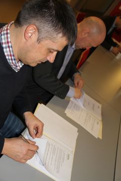 Aino Werp fra Control AS og Per Morten Johansen fra Omsorgsbygg Oslo KF signerer kontrakten for Munkerud barnehage.