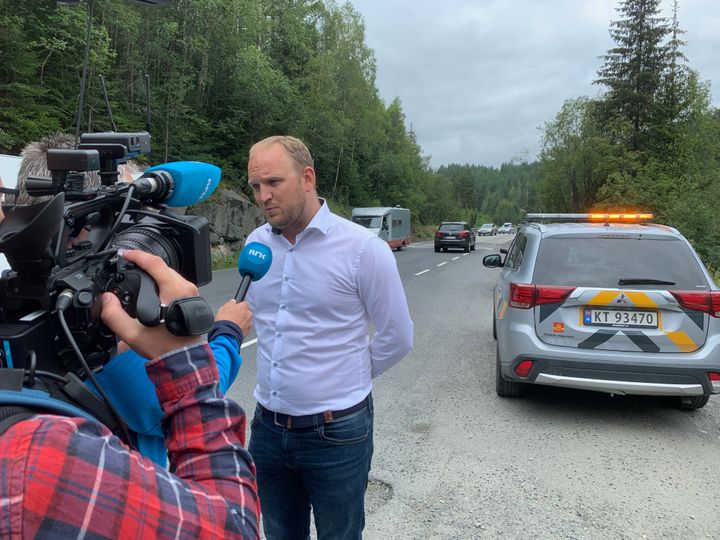 Samferdselsminister Jon Georg Dale orienterer om bomstasjoner ved Kobbervoll bru, like ved anleggsområdet til veiprosjektet E134 Damåsen-Saggrenda.