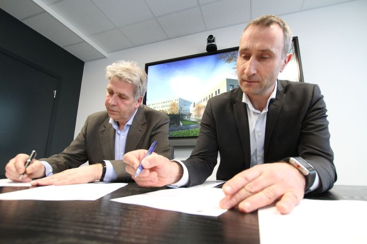 Tore Fredriksen fra Omsorgsbygg og Ståle Rød fra Skanska er begge glade for å ha signert kontrakten om samspillsentreprise.