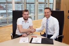 Egil B. Mundal (t.v.) og Jan Erik Kjerpeseth er einige om å forlenga sponsoravtalen til ut 2021-sesongen (Foto: Sparebanken Vest).