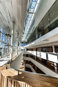 Fasader og overlys av aluminium og glass åpnet for spennende fasadestrukturer og kreativ utnyttelse av dagslys dypt inn i bygningen i Jonsvollkvartalet, Bergen. Foto: Otto von Münchow