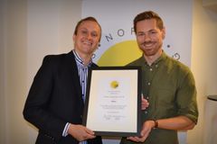 Simen F. Jørgensen i Otovo mottok prisen "Årets solstråle" av Solenergiforeningens styreformann Bjørn-Yngve Kinzler Eriksen.
