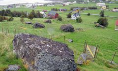 De store blokkene langs husene vitner om flere steinsprang i løpet av historien. Bildet er fra Sennesvik i Vestvågøy kommune.