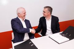Øyvind Aass og Thomas Jul signerer avtalen