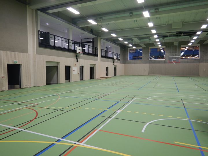 Hoved-salen er en fullskala håndballbane, som igjen kan deles i tre separate saler. 
Utover håndball er den blant annet merket og tilrettelagt for basket (stor og liten bane), innebandy, volleyball og badminton.
Foto: Skanska Norge.