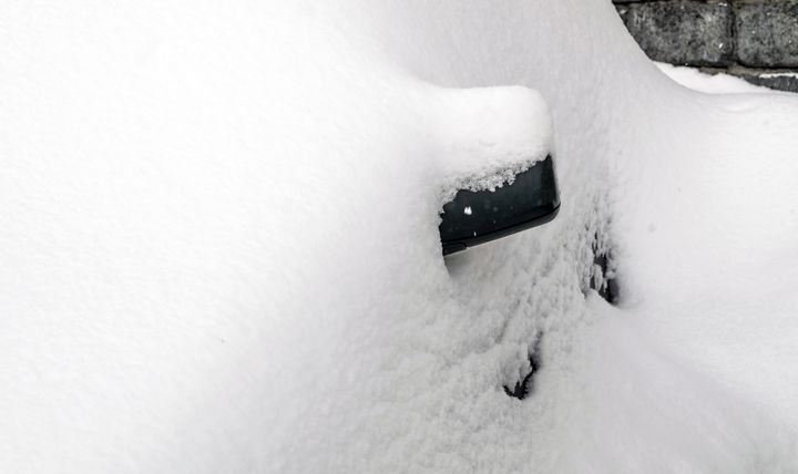 Det er gull å ha en liten spade i bilen når bilen din har snødd ned. (Foto: Colourbox)