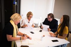 Juryen bestod av Cathrine Barth (f.v) fra Circular Norway, May Kristin Haugen fra COWI, Magnus Brøyn fra Coxit og Silje Bareksten fra Oslo Business Region. Foto: Ragnhild Heggem Fagerheim