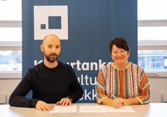Kontrakt signeres ved Morten Hjelle avdelingsleder Netpower web og Lin  Marie Holvik, direktør i Kulturtanken