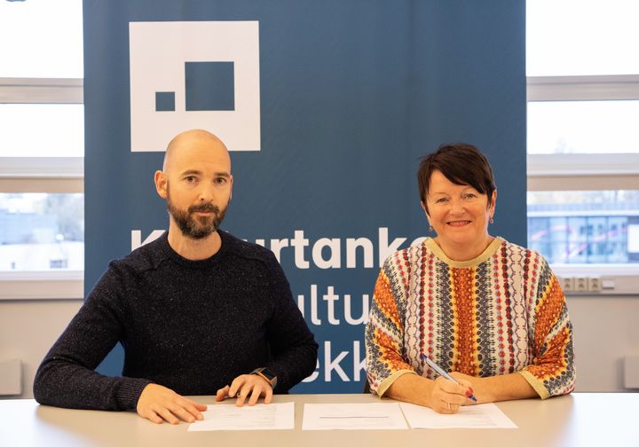 Kontrakt signeres ved Morten Hjelle avdelingsleder Netpower web og Lin  Marie Holvik, direktør i Kulturtanken