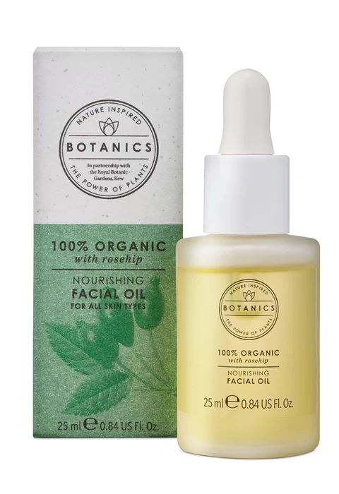 Botanics Organic Nourishing Facial Oil inneholder en blanding av 100 % økologiske oljer som nyperoseolje, mandelolje, arganolje og geraniumolje.