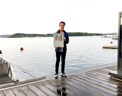 Kristoffer Berglund (15) fra Mo i Rana fikk i går Redningsselskapets diplom av generalsekretær Rikke Lind for heltemodig og livreddende innsats. Han får utmerkelsen for å ha reddet en livløs 4-åring fra å drukne under bading.