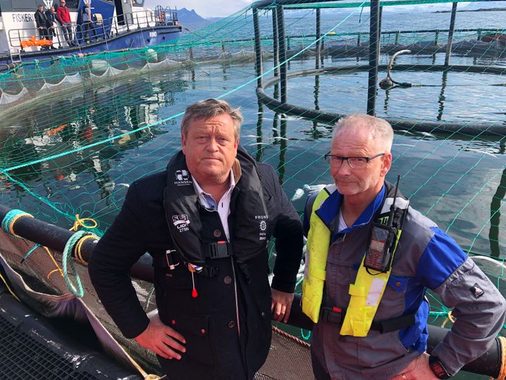 Fiskeriminister Harald T. Nesvik sammen med daglig leder Tom Jarle Bjørkly i Mortenlaks.