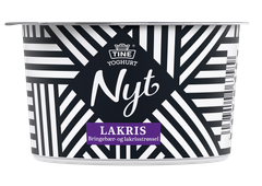 TINE Yoghurt Nyt Lakris, m/ lakris- og bringebærstrøssel