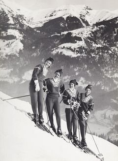 1958, Bad Gastein: Fra venstre:  Astrid Sandvik, Berit Stuve (Nesje), Marit Haraldsen (Foss), Inger Bjørnbakken. (Foto: Dale of Norway)