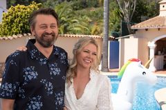 Sammen med kona Annette Walther Numme inviterer Thomas Numme kjente par til «Casa Numme» på TV 2.