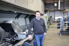 Produksjonsleder Christian Hansen hadde ikke klart seg uten å få leie maskiner av Emmegi S.p.A. Maskinleverandøren skal også levere alt av nytt utstyr når Hansen og teamet skal videreutvikle produksjonen.