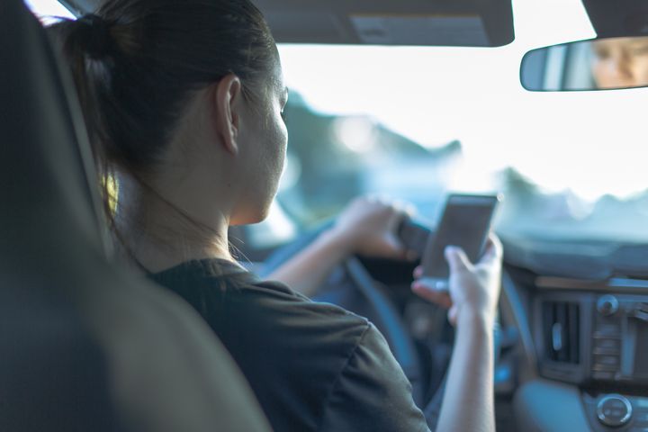 FARLIG TASTING: En undersøkelse fra Codan Forsikring viser at 31 prosent mellom 18 og 29 år har sjekket Snapchat mens de har kjørt bil. (Foto: iStock).