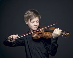 Joakim Røbergshagen 13 år. Spiller med fiolin og bue