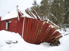 Dette uthuset kollapset av snømengdene. Foto: takstmann Dag Skeivoll