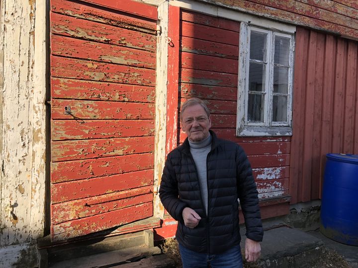 Helge Haldorsen fikk støtte også i 2018 til tiltak for å bevare det gamle fengselet i Lillesand. I 2019 har han fått støtte til kledningen på huset. Dette er en type bygning som forsvinner raskt i byene og derfor viktig å ta vare på for ettertiden. (Foto: Linda Herud/Kulturminnefondet)