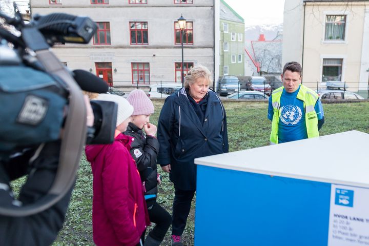 Statsminister Erna Solberg besøkte Ålesund i forbindelse med nattevandringen for FNs bærekraftsmål, lørdag 21. april, her på et arrangement med skoleelever. Til høyre ser vi FN-sambandets regionsleder for Nord- og Midt-Norge, Tor Arne Alseth. Foto: FN-sambandet / Eivind Oskarson.