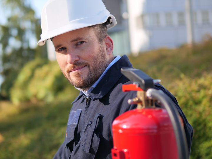 Branningeniør Anders R. Ellingbø er skremt over at det finnes så mange hjem med  gamle brannslokkeapparater som ikke har vært på service eller kontroll. (Foto: If)