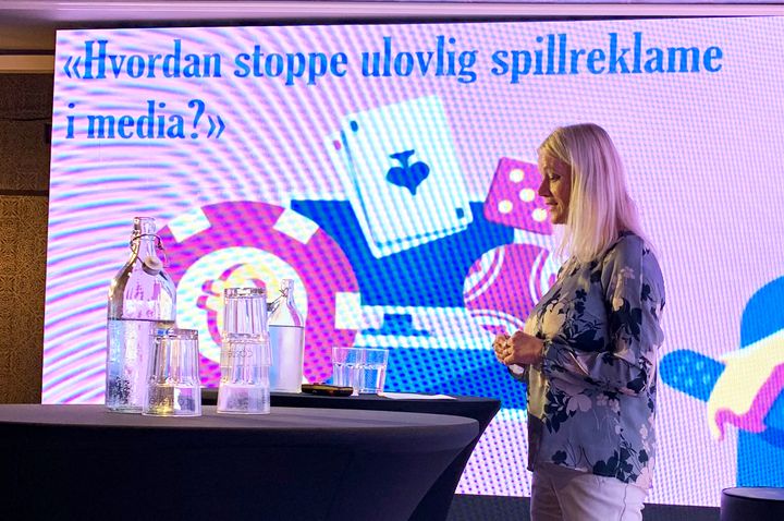 HÅPER PÅ LOVENDRING: Gunn Merete Paulsen, direktør i Lotteri- og stiftelsestilsynet, forstår at folk er usikre på hvem som har lov til å tilby pengespill i Norge, så lenge det er så mye pengespillreklame på norske TV-skjermer. Det håper hun en ny lovendring vil få slutt på. Her under Arendalsuka 2019.