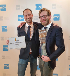 Mario Ek Aparicio (t.v),  og Frode Kolvik, (t.h) med MPE-prisen de mottok i Berlin 19. februar.