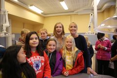 Elever fra 6A på Krohnengen skole startet Jakten på mikroplasten sammen med forsknings- og høyere utdannings minister Iselin Nybø og forsker Marte Haave