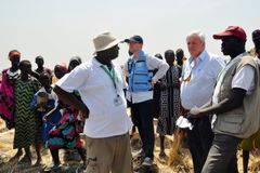 Nødhjelpskoordinator Stephen O'Brien (nr to fra høyre) besøker Ganyiel i Sør-Sudan, 4. mars, og blir her orientert om den pågående humanitære responsen til hungersnøden i regionen. Foto: OCHA / Gemma Connell